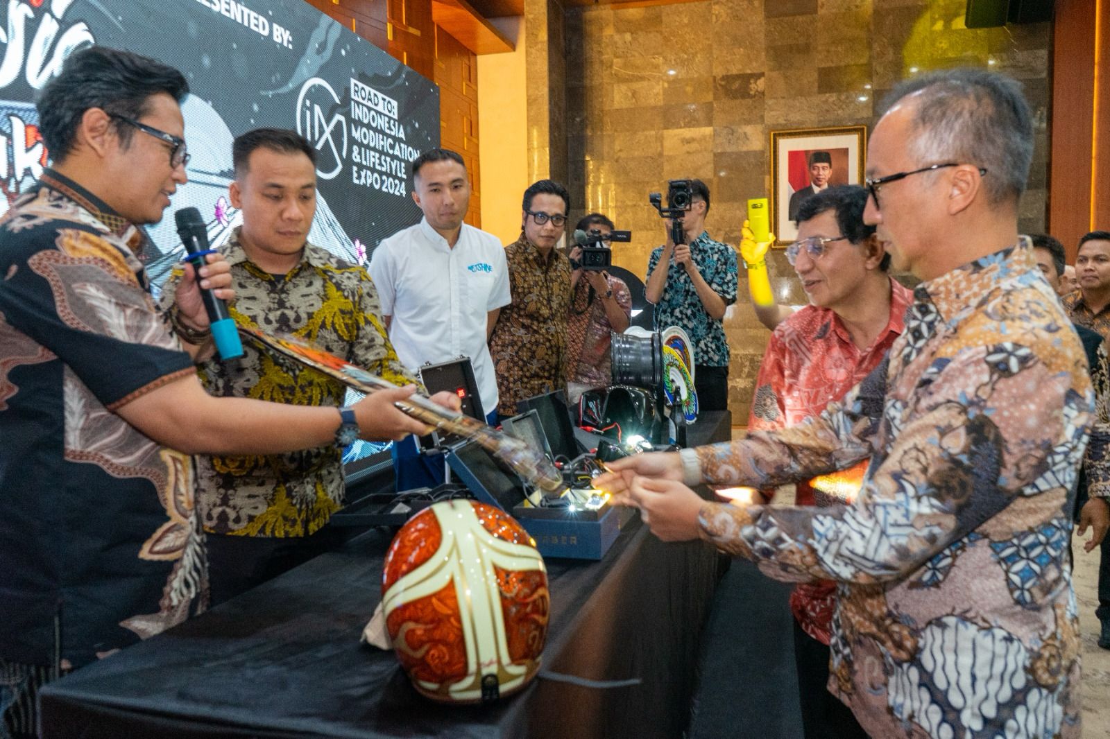 Menperin Agus Gumiwang Kartasasmita melihat project hand painting Fahmi dari Freeflow Kustom