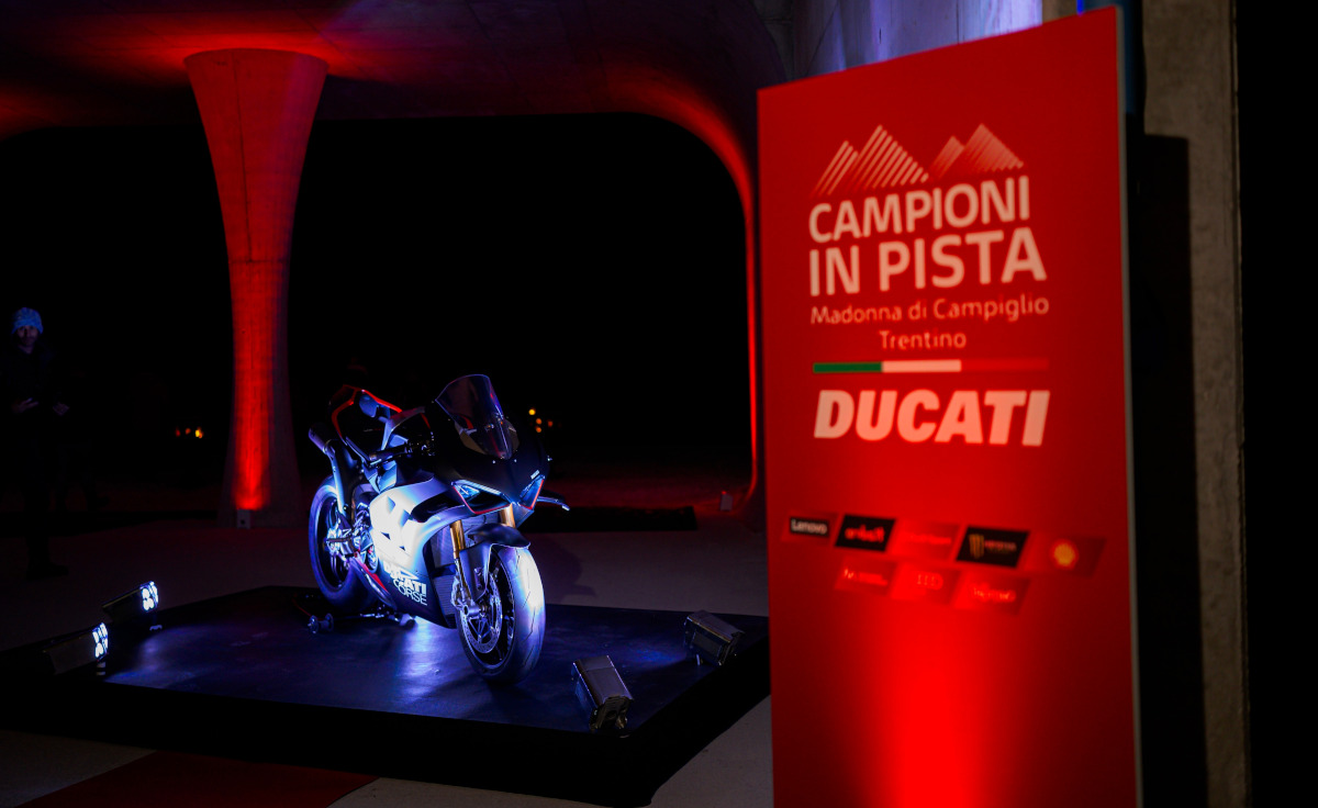 Lepas pengenalan tim balap Ducati dilanjut memperlihatkan motor yang akan dipakai 