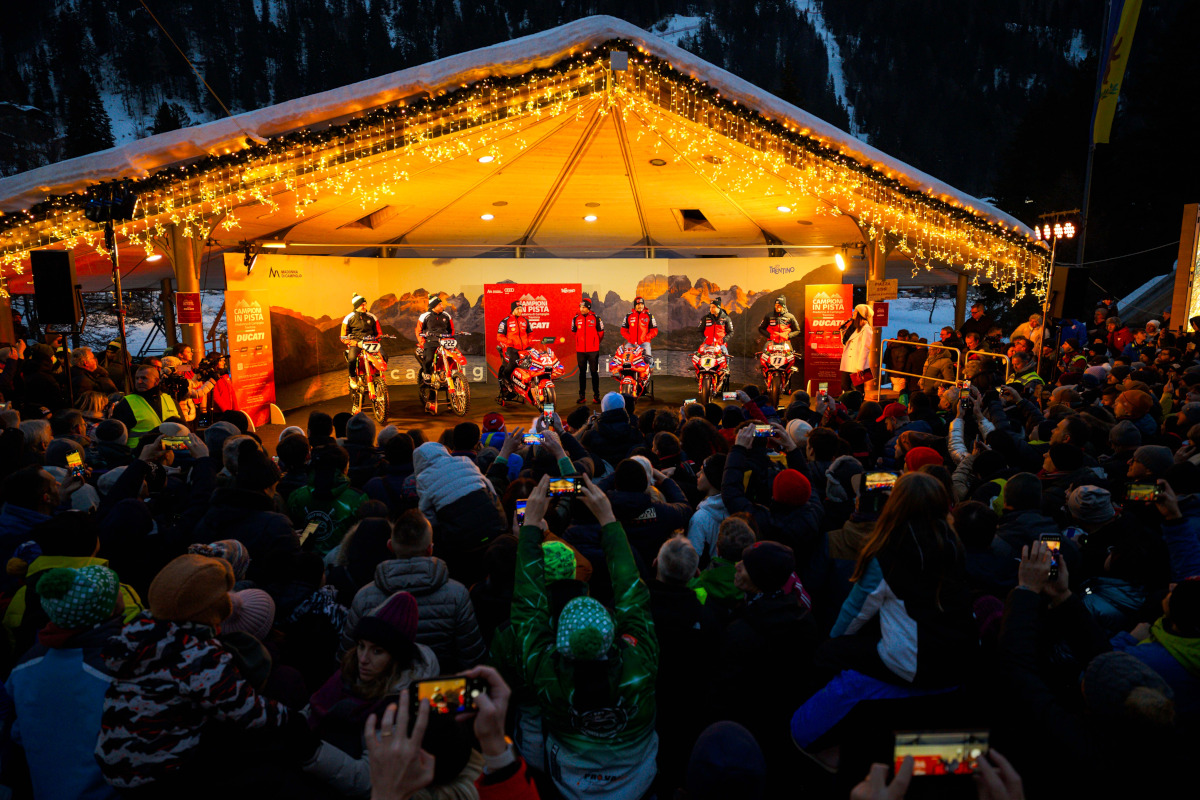 Pebalap memberikan presentasi di hadapan ratusan penggemarnya