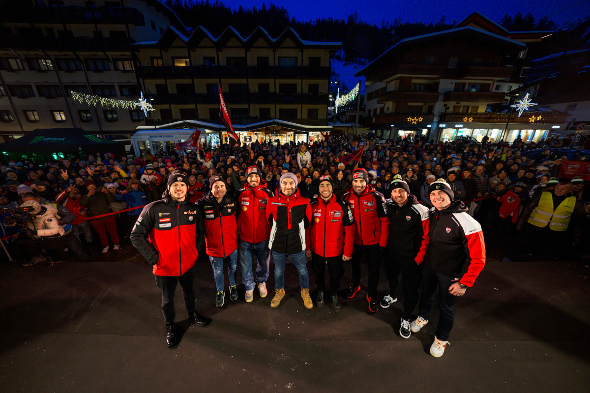 Pembalap Ducati berpose di belakang para fans