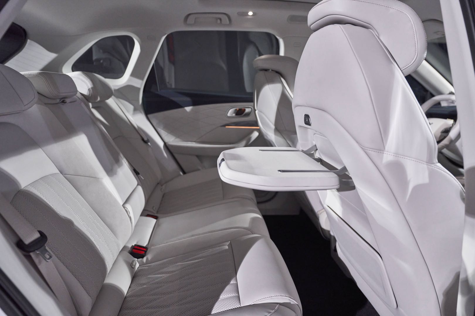 Dimensi kabin Neta L tergolong lega memadukan konsep Comfortable Living Space