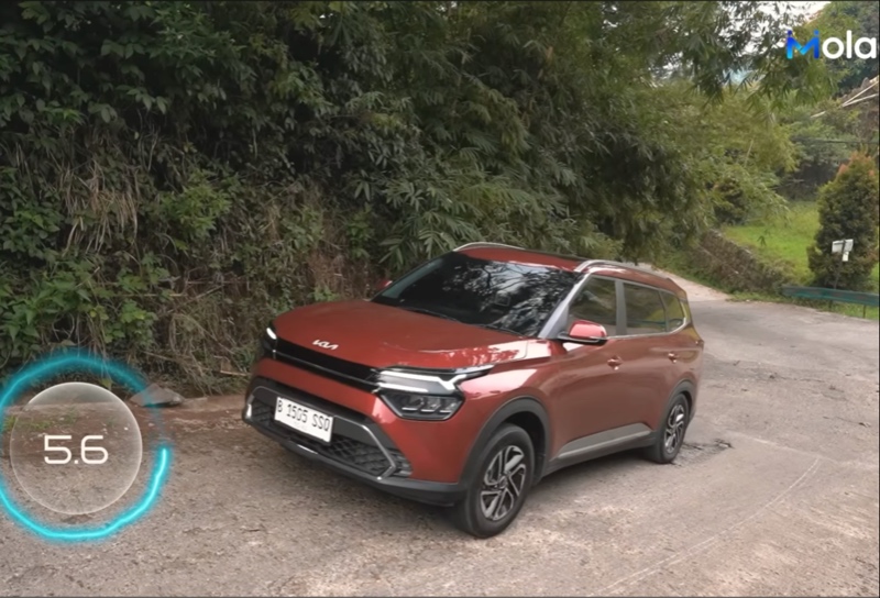 Komparasi Kia Carens vs Innova Zenix bensin