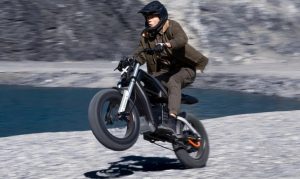 Tips Mengendarai Motor Listrik Agar Lebih Aman dan Nyaman