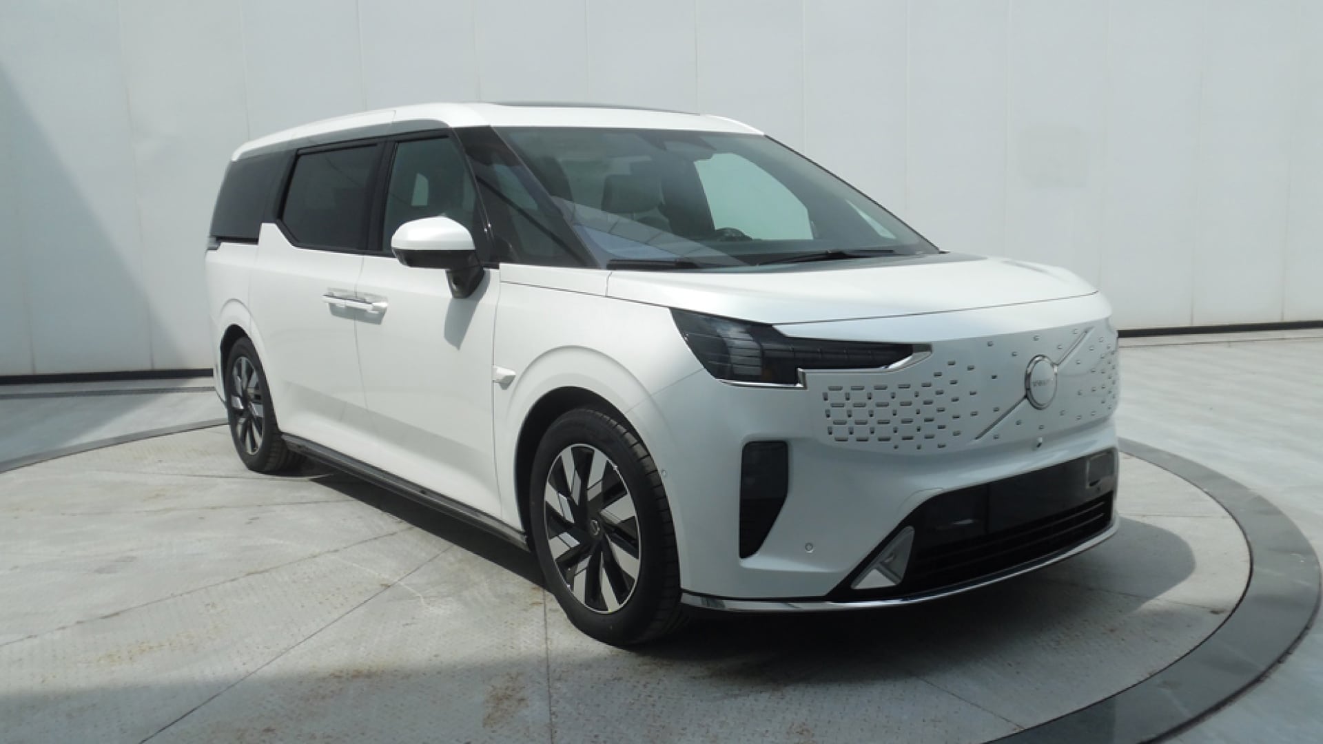 Dimensi Volvo EM90 memiliki panjang 5,2 meter