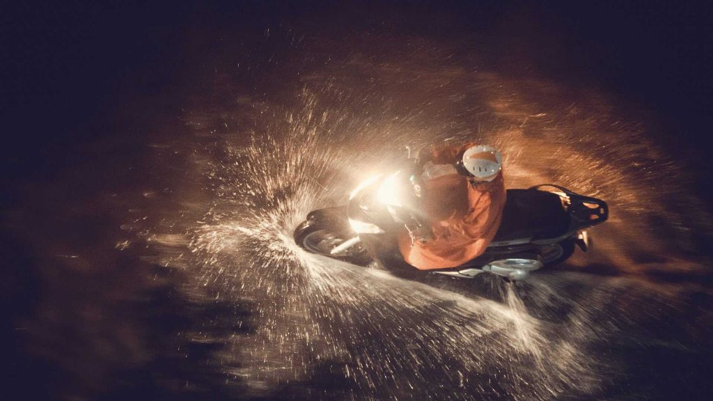 Tips naik motor saat hujan