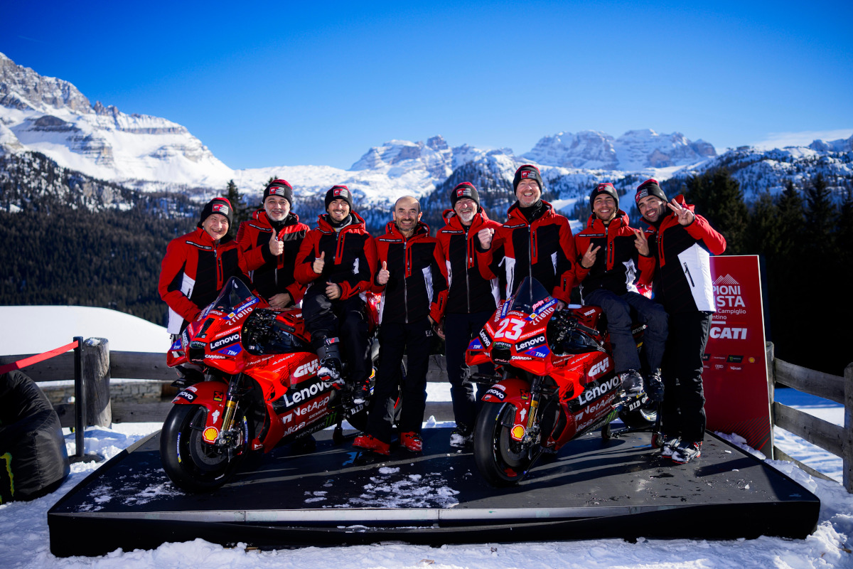 Seluruh pembalap dan manajemen Ducati berfoto