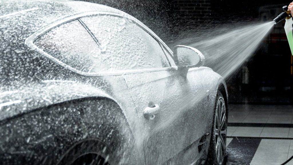 Cuci mobil premium bikin kilau lebih optimal?