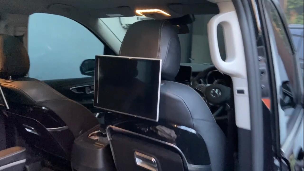 Ada headrest monitor untuk hiburan penumpang di belakang