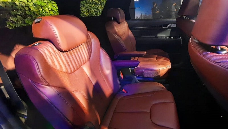 Kabin Palisade warna marun dengan atap suede dan ada panoramic sunroof