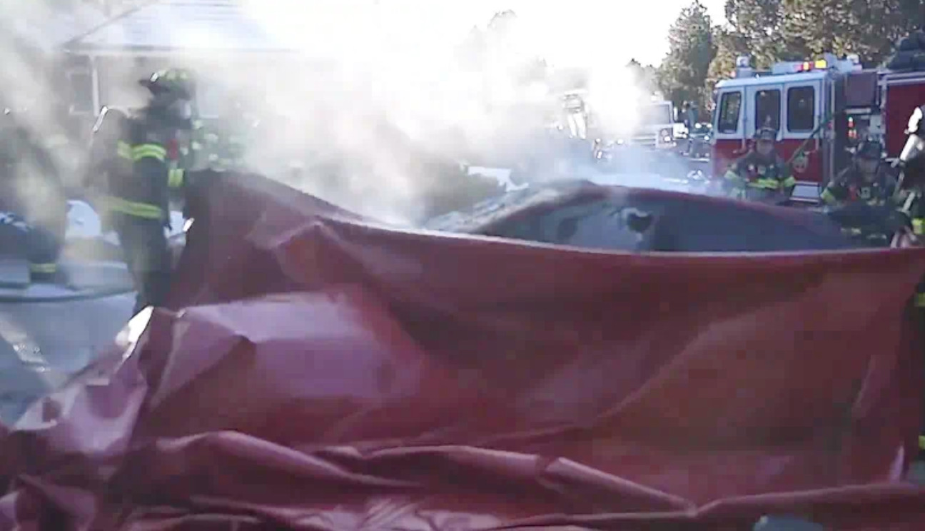 Tim damkar negara bagian Colorado menggunakan selimut api tanggulagi Jaguar I-Pace terbakar