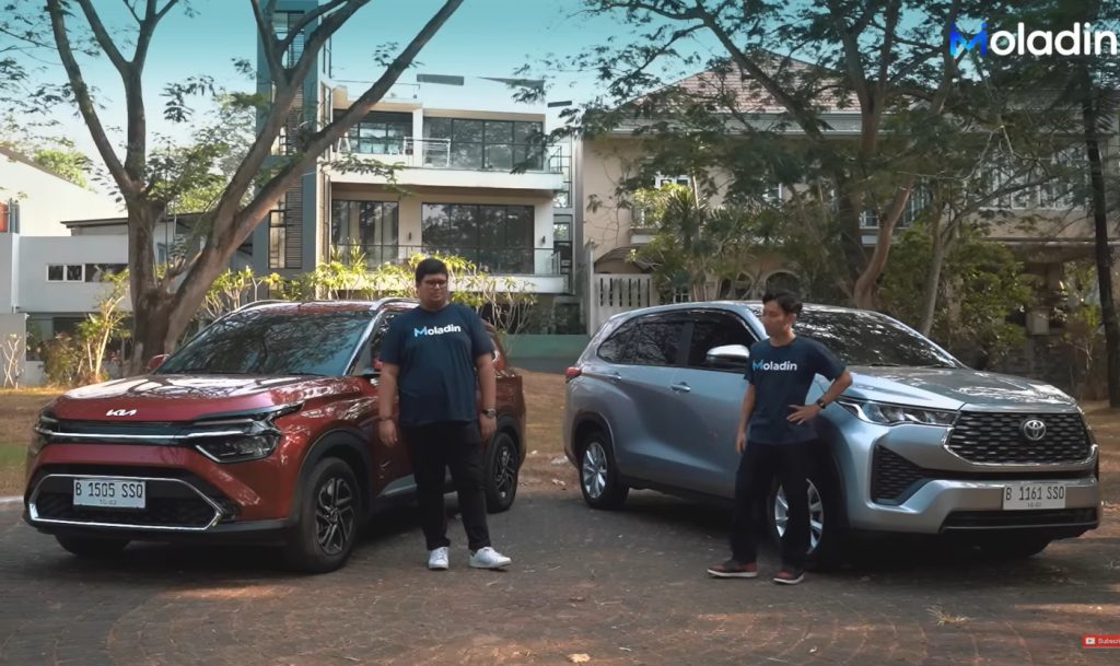 Komparasi Kia Carens vs Innova Zenix Bensin