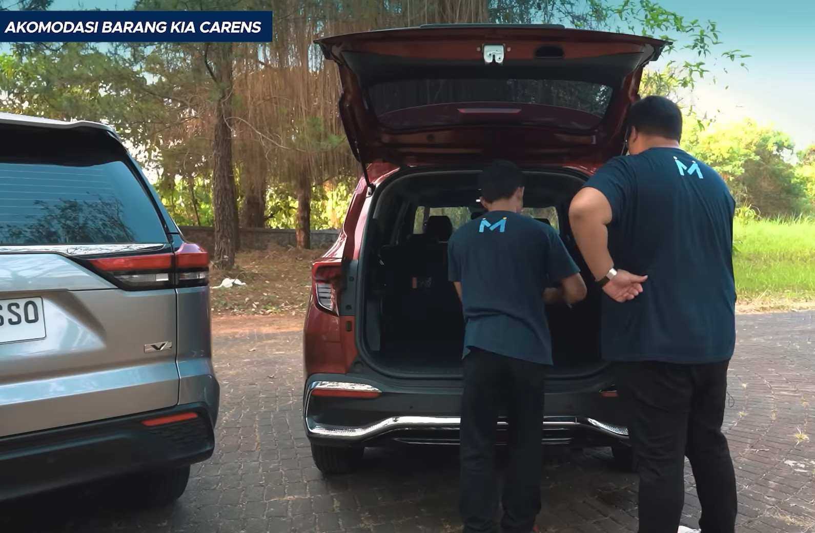 Kelegaan bagasi Innova Zenix bensin dan Kia Carens  berbeda tidak signifikan