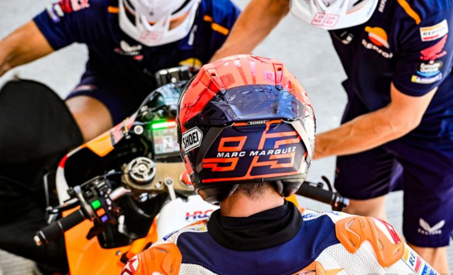 Ilustrasi saat Marc Marquez konsultasi dengan mekanik Honda