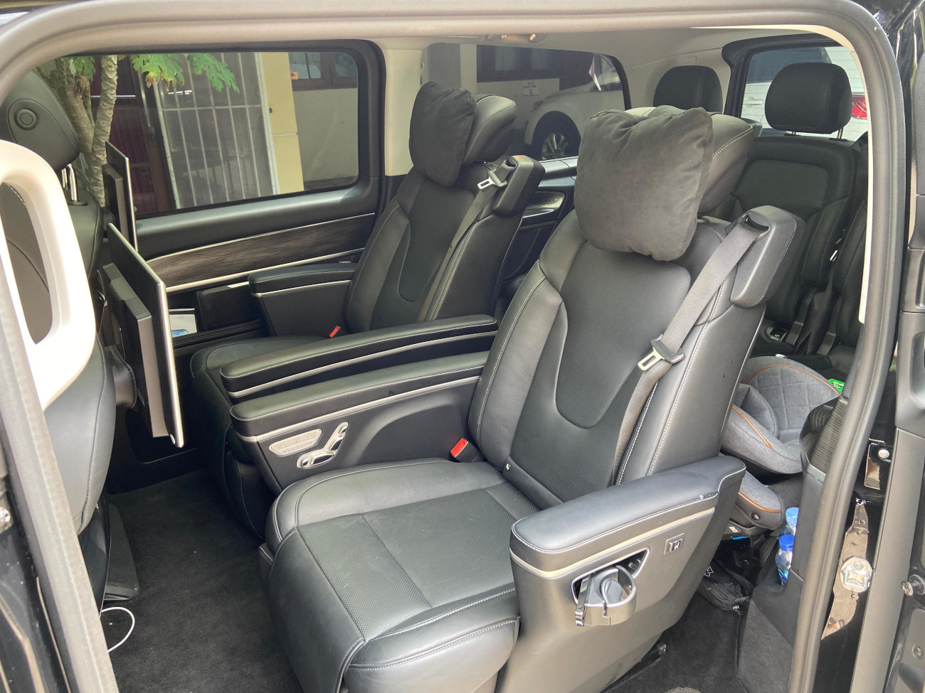 Kabin belakang Mercedes-Benz V-Class ini bisa menampung 5 orang sehingga total bisa mengangkut 7 penumpang