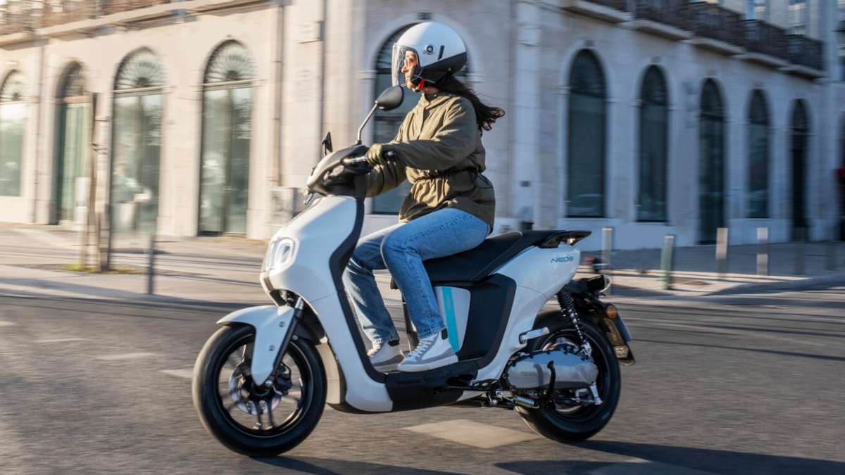 Honda EM1 e: VS Yamaha NEO'S