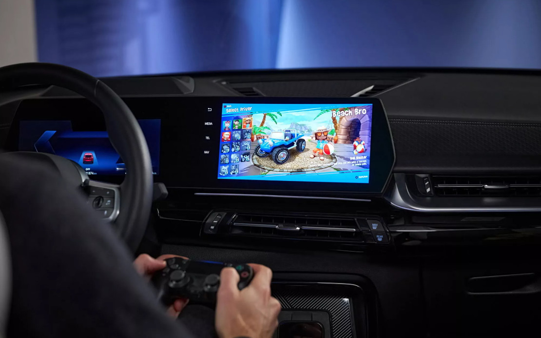 Pengendara BMW kini bisa main game di kabin 