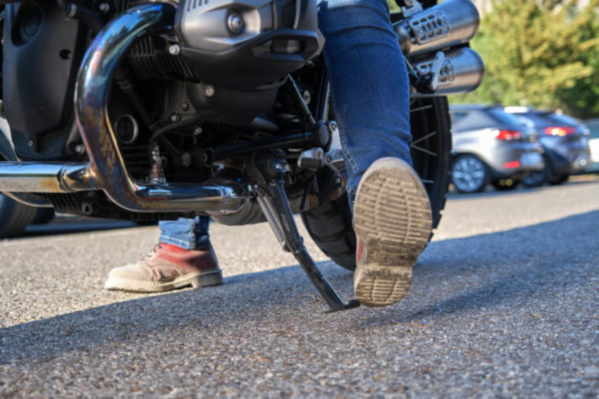 Penggunaan standar samping motor kerap jadi pilihan pertama