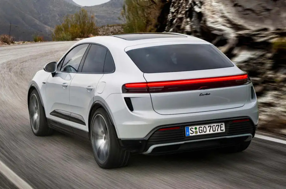 Bagian belakang Porsche Macan EV