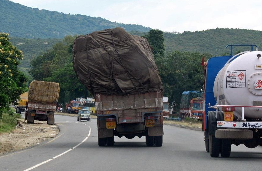 Truk ODOL kelebihan muatan dan tidak aman