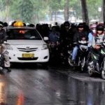 Ada Lho Hukuman Bagi Pemotor Yang Berteduh di Bawah Flyover - Tuwaga