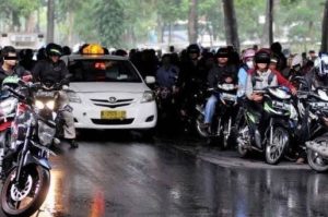 Ada Lho Hukuman Bagi Pemotor Yang Berteduh di Bawah Flyover