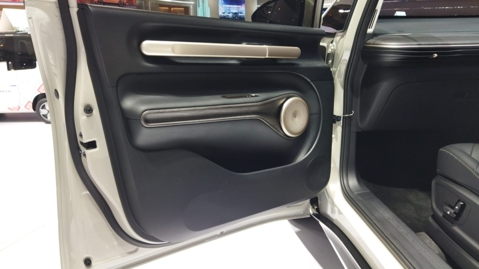 Bedah Wuling Cloud EV, Mobil Listrik Yang Desainnya Terinspirasi dari Awan Door trim Cloud EV nampak minimalis