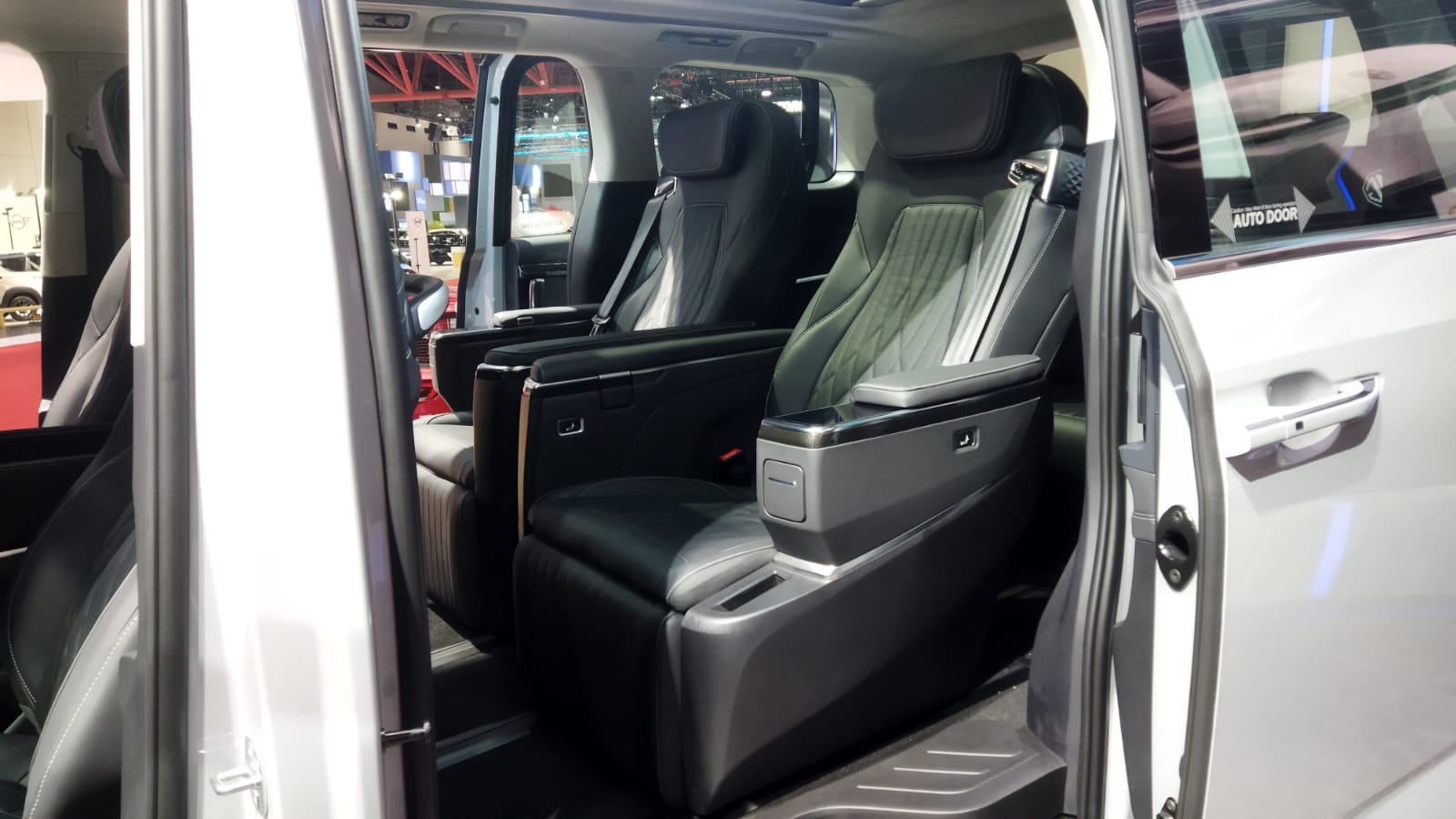 Kabin mewah dengan jok captain seat di tengah