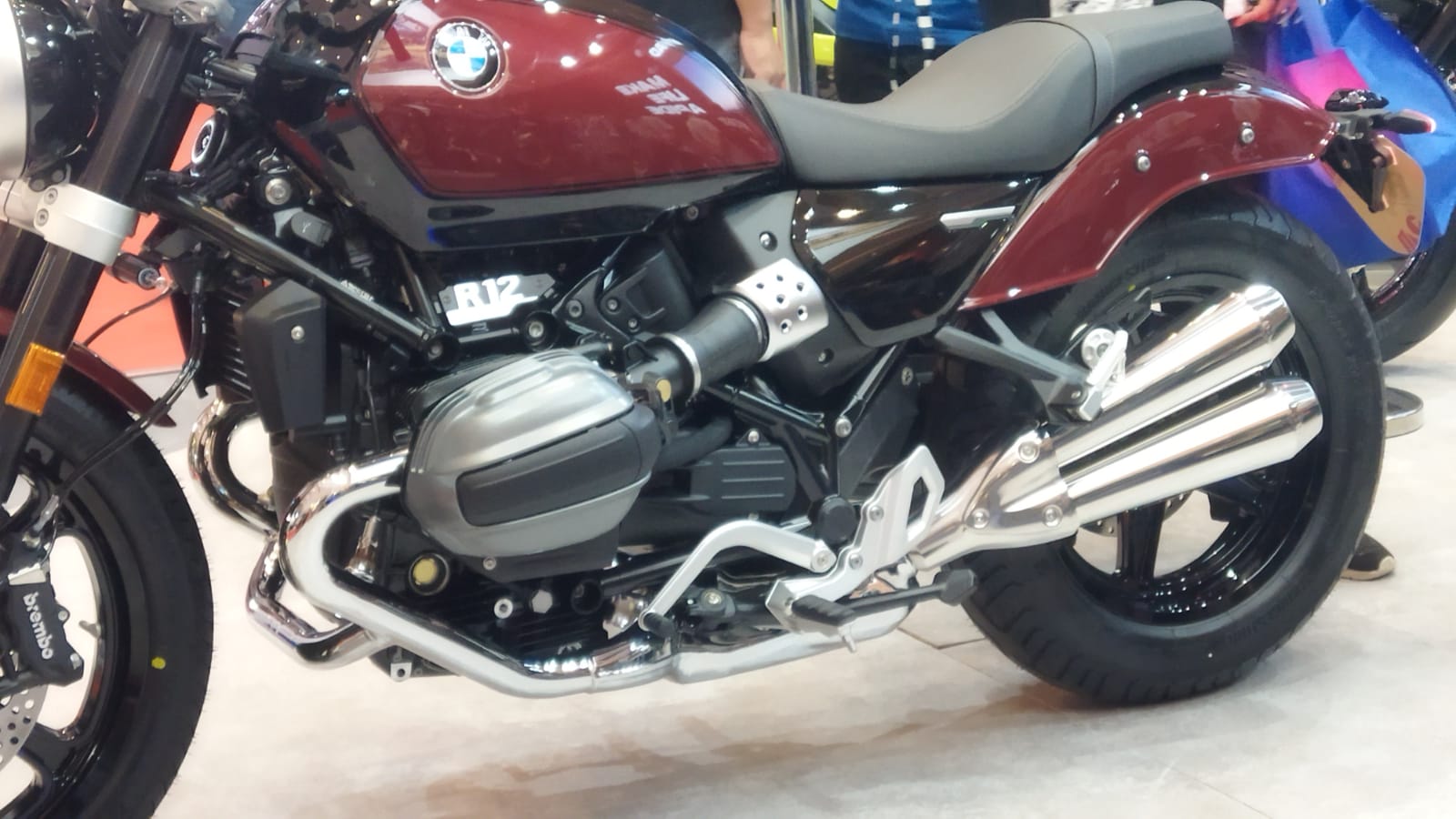 Mesin Boxer 1.170cc terhubung ke 2 knalpot  