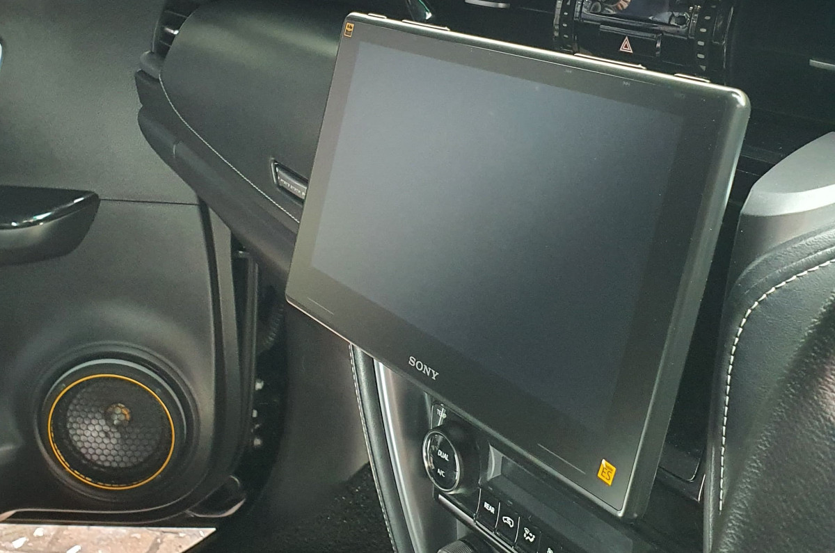 Sony Indonesia Bongkar Keunggulan Head Unit Sony Mobile ES XAV-9000ES Sony Mobile ES XAV-9000ES hadir dengan layar 7 inci ditujukan bagi mereka yang tidak suka model floating