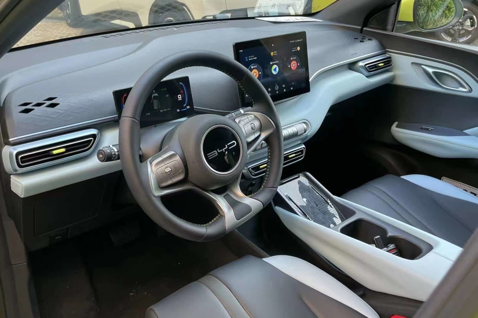 Komparasi MG 4 EV vs BYD Dolphin