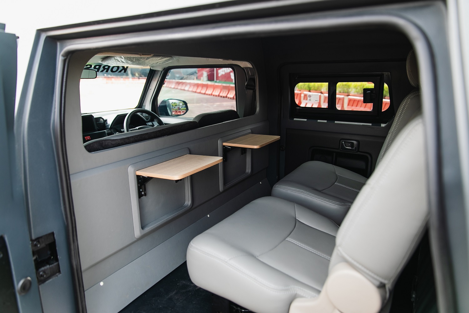 partisi pemisah antara ruang personil dan ruang anjing pelacak,