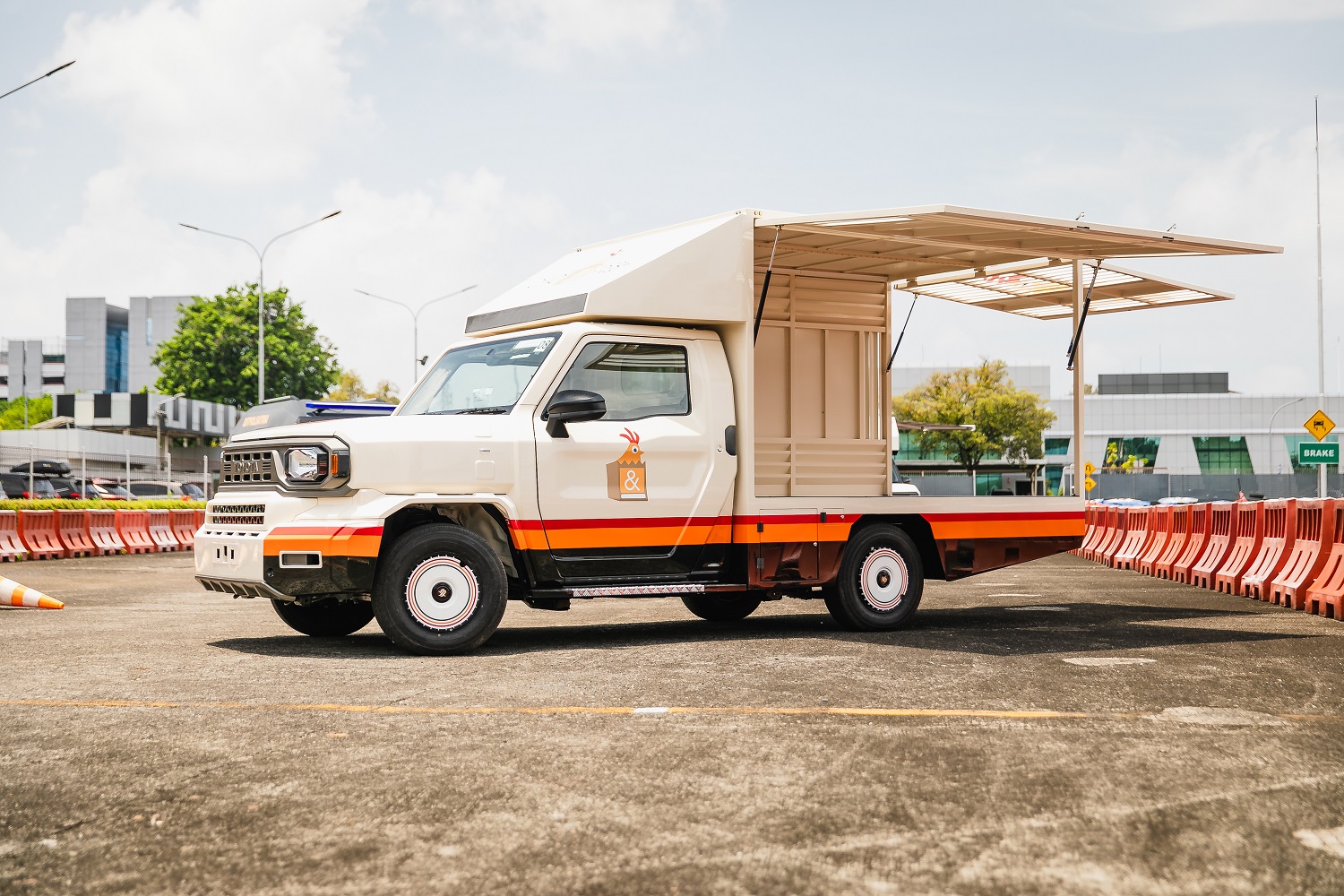 Toyota Rangga Chicken Transporter