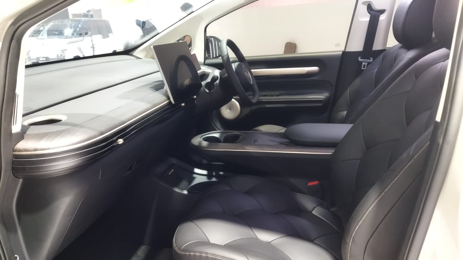 Bedah Wuling Cloud EV, Mobil Listrik Yang Desainnya Terinspirasi dari Awan Layar head unit hadir berukuran 15,6 inci