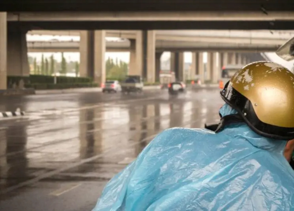 Pentingnya empati terhadap pengendara lain agar pemotor tidak berteduh di bawah flyover saat hujan