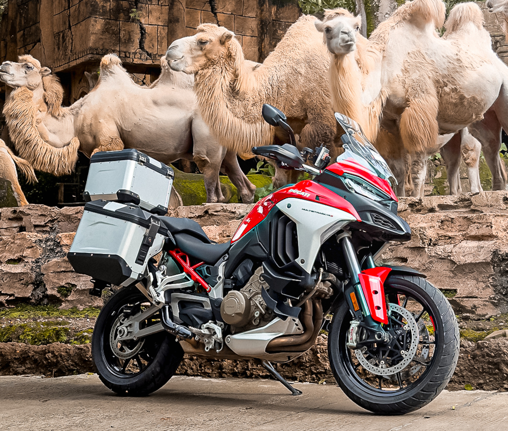 Menikmati Eksotisme Taman Safari Pakai Ducati Multistrada V4 S dan Desert X Motor ini punya sederet fitur mulai Ducati Skyhook Suspension, Ducati Quick Shift, dan Cornering ABS