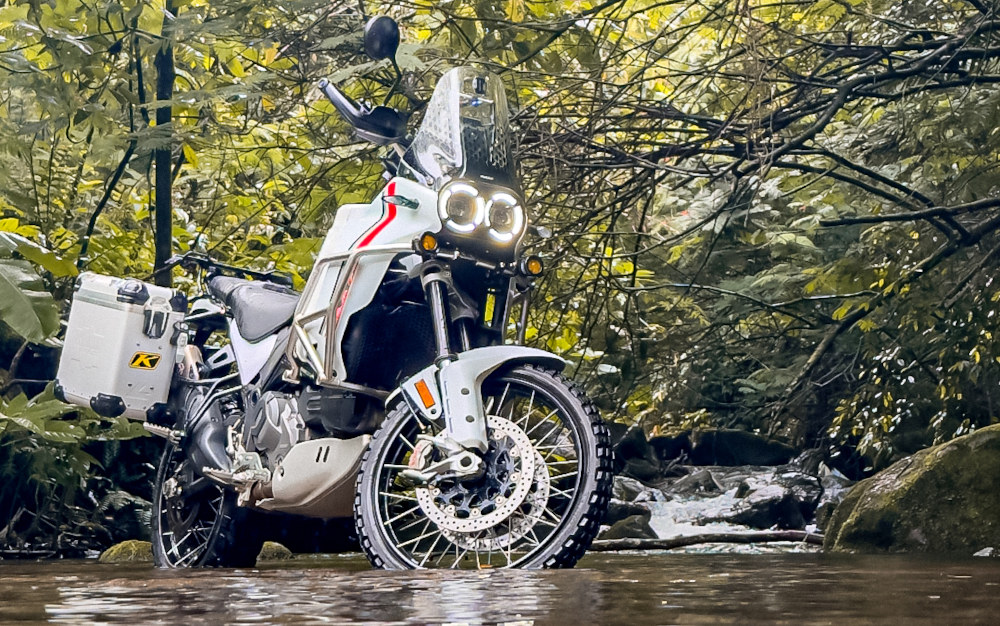 Menikmati Eksotisme Taman Safari Pakai Ducati Multistrada V4 S dan Desert X Motor ini gendong mesin V2 Desmodromic 937 cc Testastretta 11° bertenaga 110 hp