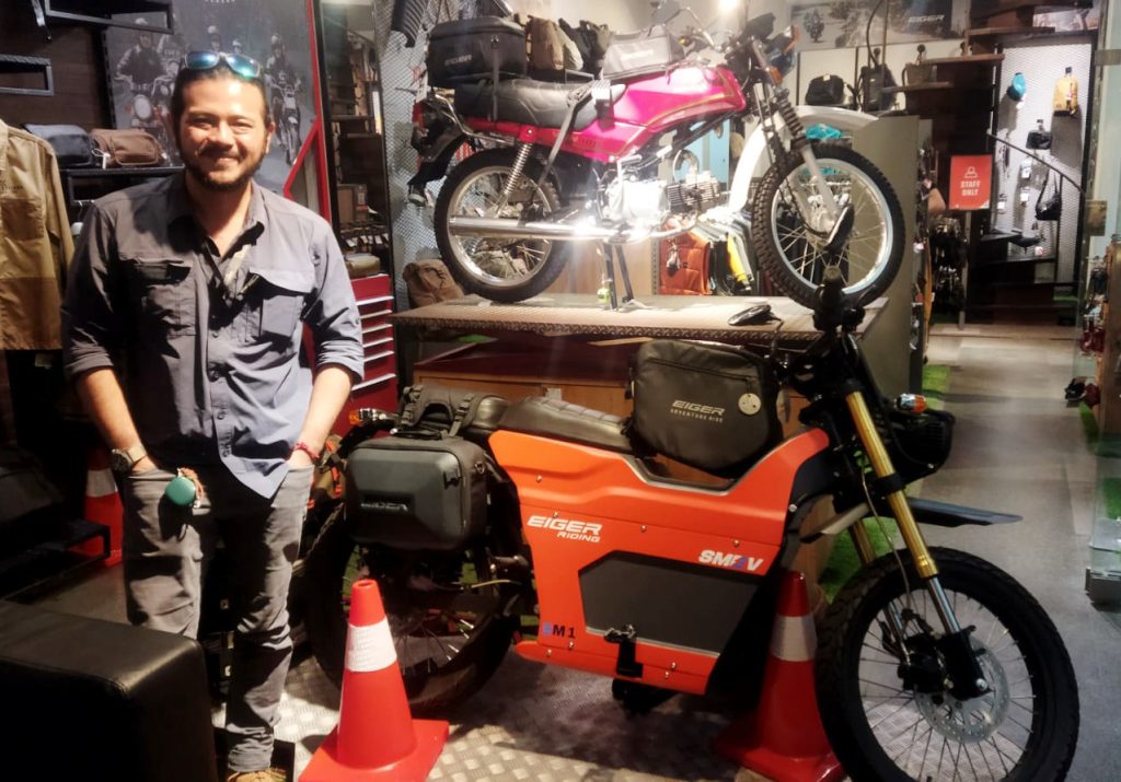Motor Listrik SMEV dengan brand ambassador Eiger, Ramon Tungka