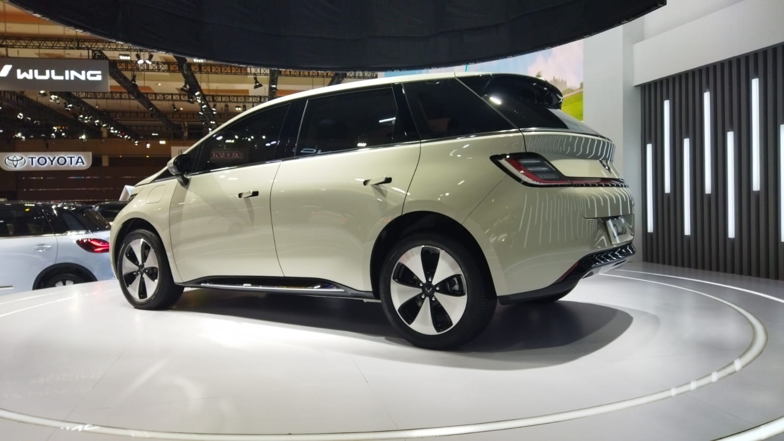 Bedah Wuling Cloud EV, Mobil Listrik Yang Desainnya Terinspirasi dari Awan Pakai pelek 18 inci