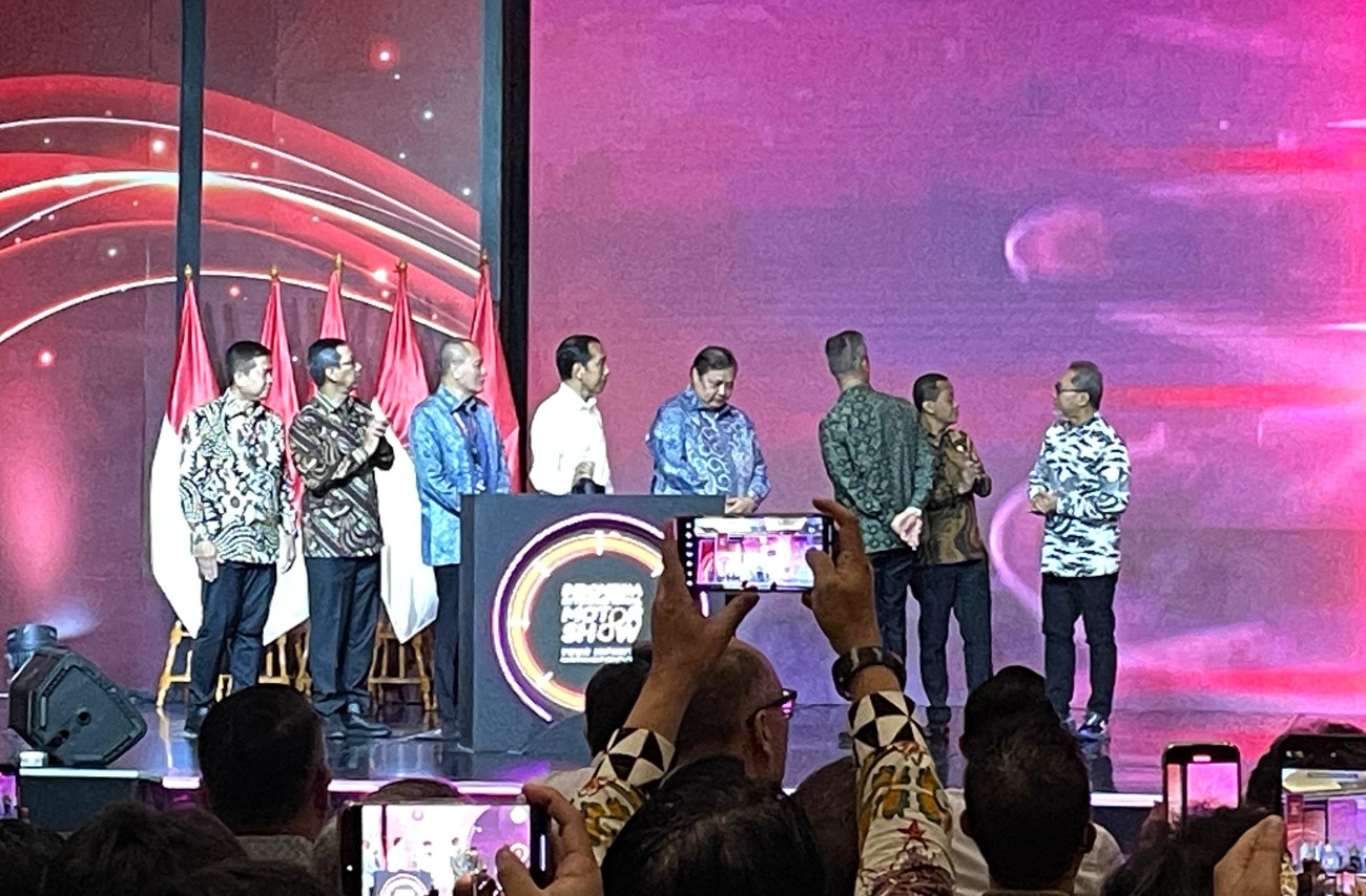 Selepas pembukaan, Jokowi keliling booth roda empat 