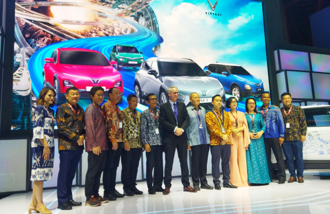 Tran Quốc Huy, CEO VinFast Indonesia, bersama jajaran BoD VinFast