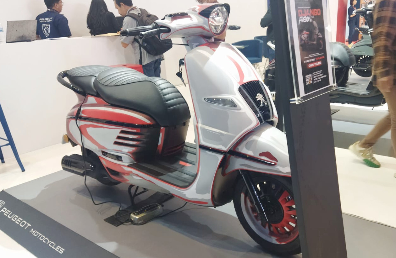 Peugeot Django 150 Limited Edition Jadi Magnet Kuat di IIMS 2024 Peugeot Django 150 edisi khusus diberi label Fusion dengan hand painting dari bodi sampai ke velg