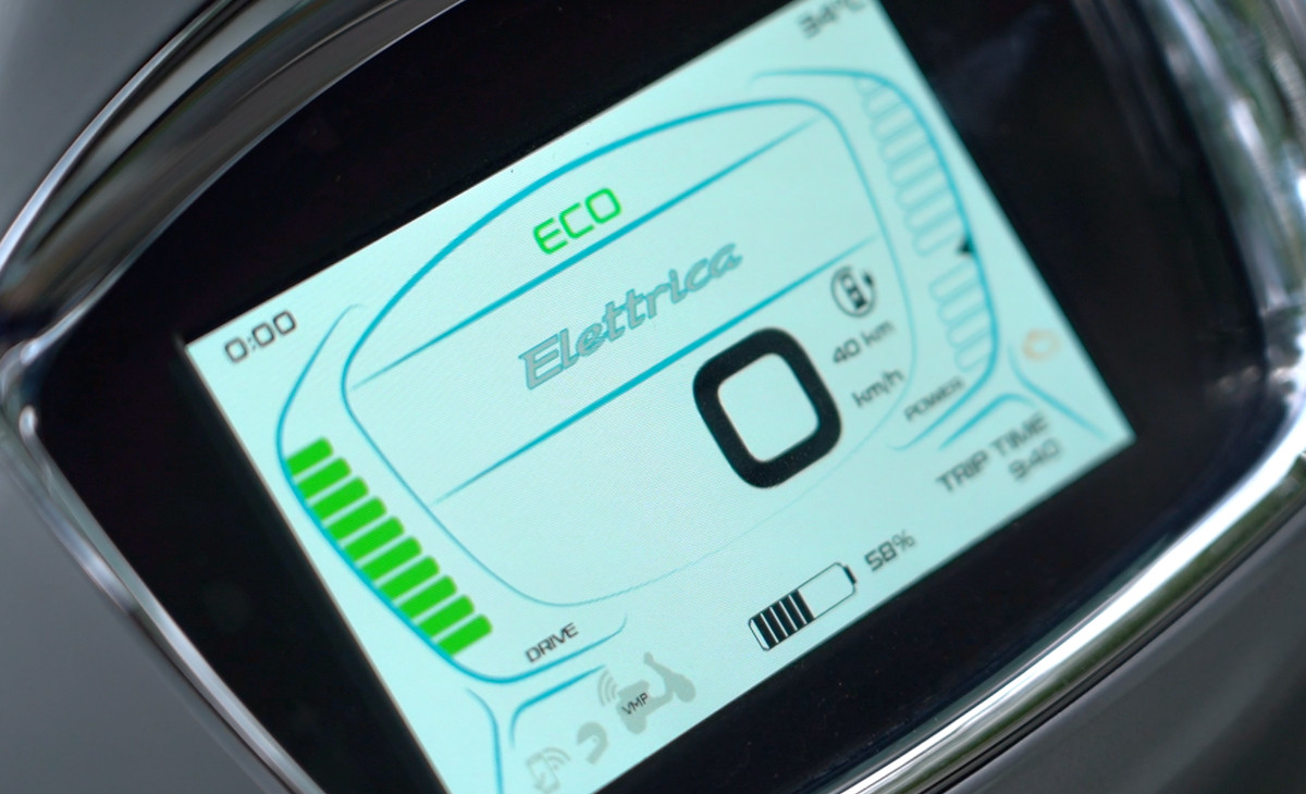 Speedometer digital dengan indikator status baterai