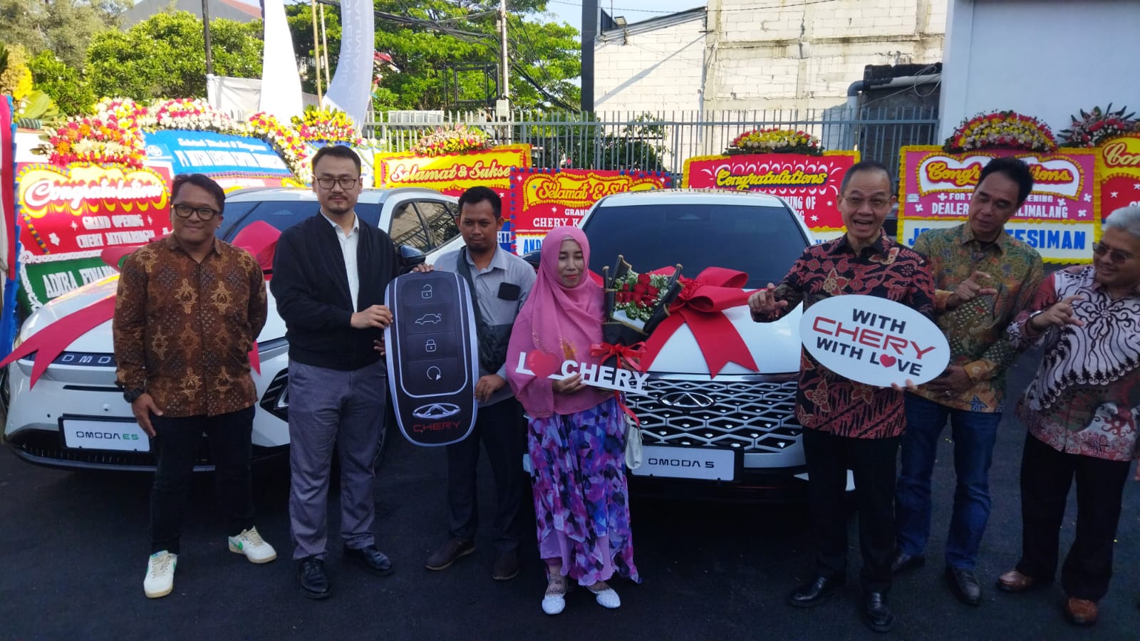 Penyerahan simbolis unit perdana Omoda 5 GT dan Omoda E5 kepada konsumen pertama Chery Kalimalang
