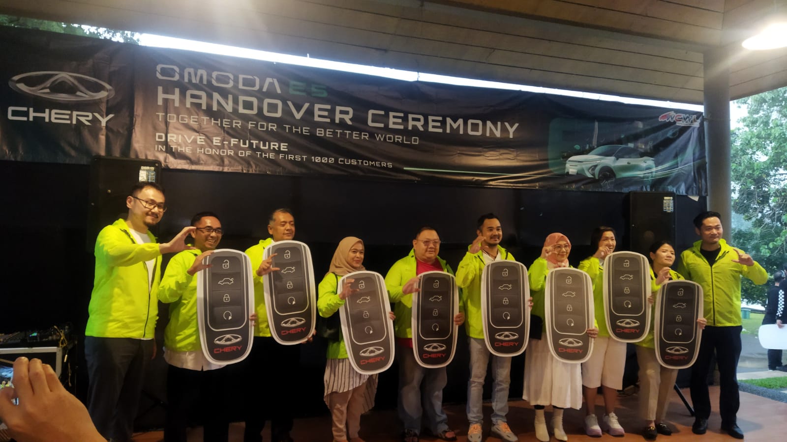 Qu Jizong Executive President Director PT CSI (paling kiri) dan, Zeng Shuo, Assistant Vice President PT CSI (paling kanan) mengapit 10 konsumen Chery