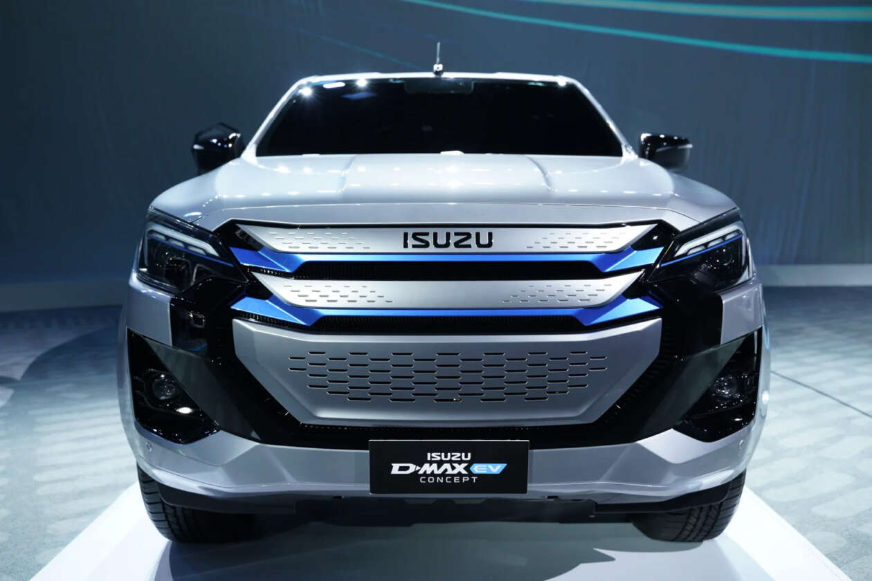 Tampang D-Max EV serupa versi ICE tapi gril ada aksen biru