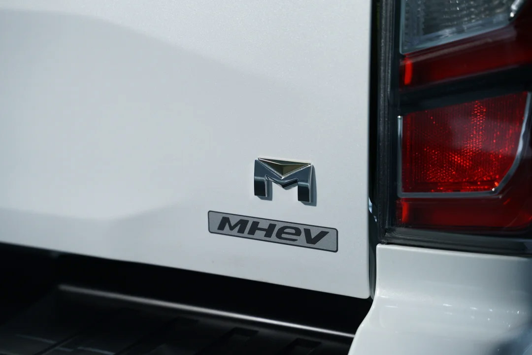 Logo penegas Isuzu D-Max MHEV