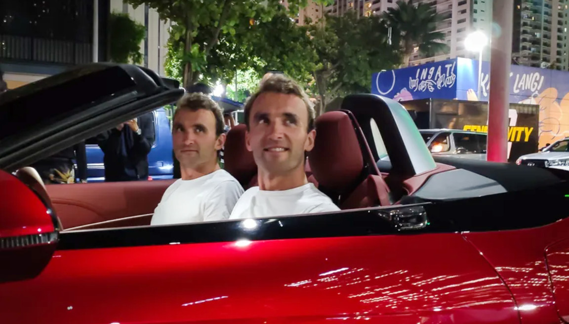 The Turner Twins hadir menyemarakkan kehadiran roadster listrik MG Cyberster EV