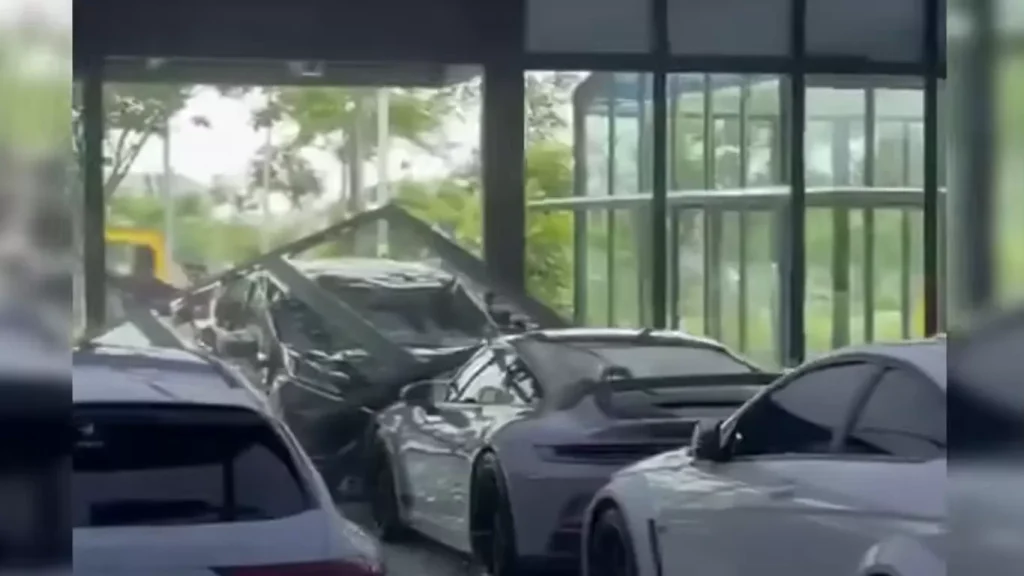 Mitsubishi Xpander tabrak mobil Porsche