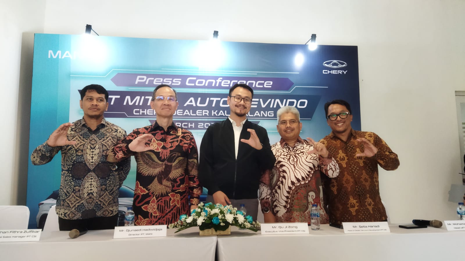 Djunaedi Hadiwidjaja, Direkttur PT Mitra Auto Nevindo (kedua dari kiri) bersama BoD dari PT CSI