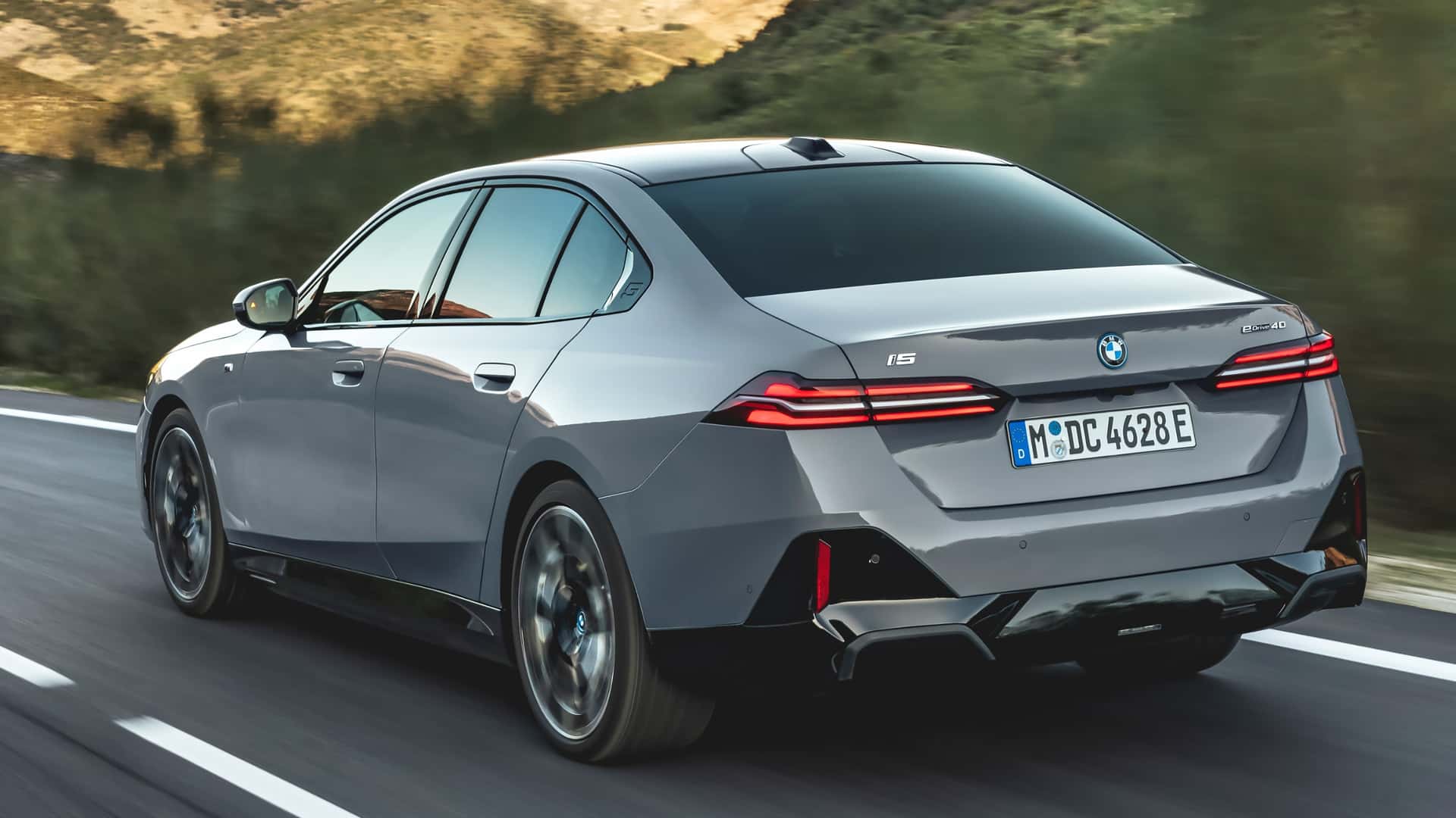 Kelebihan BMW i5 eDrive40 M Sport